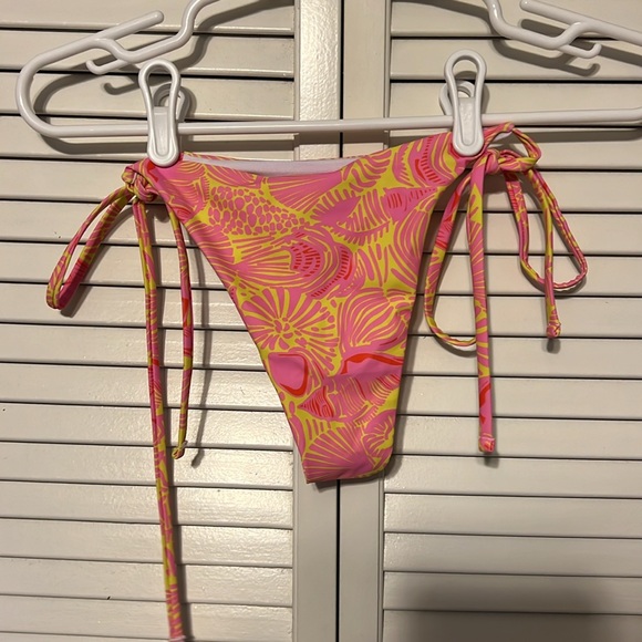 A Cute Bikini Bottom Size Small for this upcoming summer a day at the beach - Picture 5 of 9